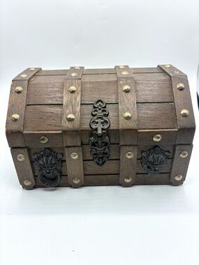 READ Vintage Mele Wooden Treasure Chest Jewelry Box Velvet Lined Lion Heads